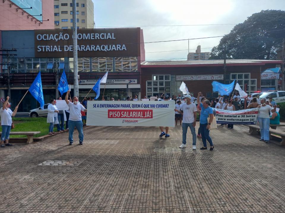 Foto 2 de 5 — Enfermagem reivindica piso salarial da classe durante manifestação em Araraquara